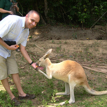 Feeding a Kangaroo, Cairns, Australia, 29.10.2003