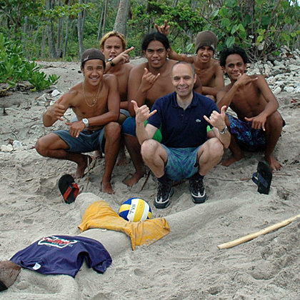 Tahitian beach boys, Moorea, Tahiti (French Polynesia), 31.10.2004