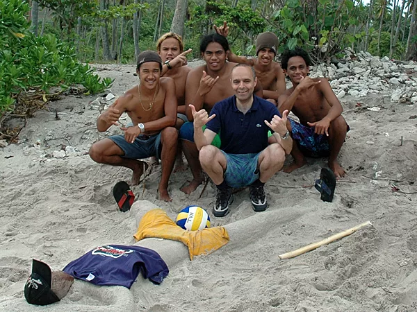 Tahitian beach boys, Moorea, Tahiti (French Polynesia), 31.10.2004